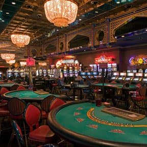 888php slot game reels displayed on a mobile phone in the Philippines